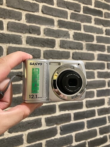 Sanyo VPC-S122EX Compact Digital Camera