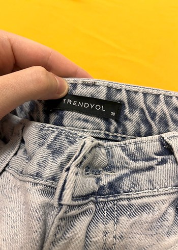 Mini Bol Kesim Kadın Kot Şort - Görsel 4