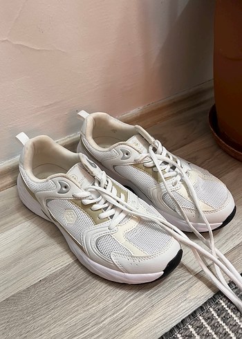 Beyaz Bağcıklı Kadın Sneakers