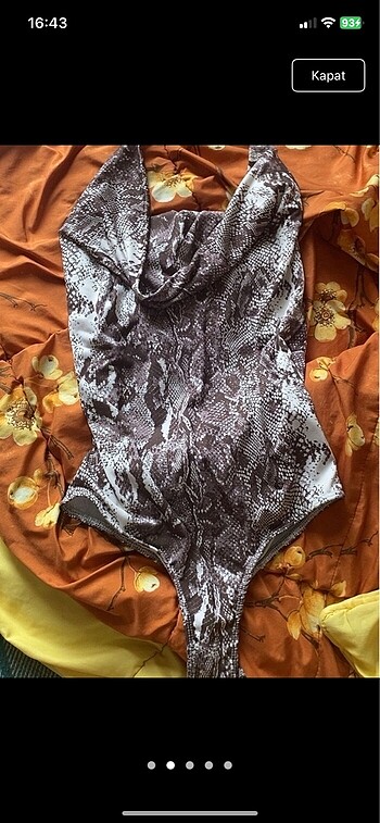 Boyundan bağlamalı yılan desenli zıbın bodysuit