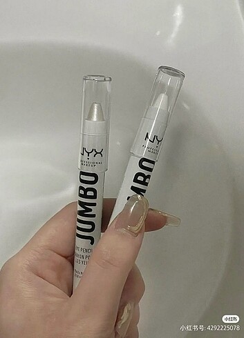 Nyx beyaz aydınlatıcı ve beyaz kalem