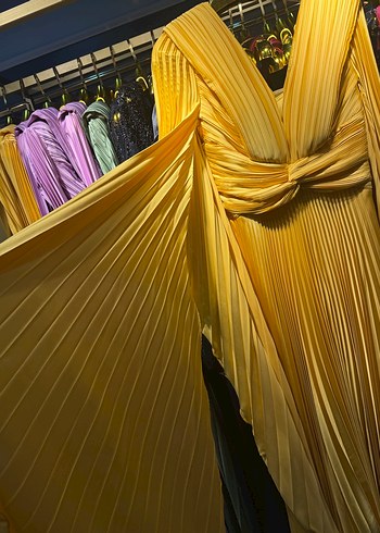 Piliseli Sarı Uzun Kadın Elbise - Görsel 2