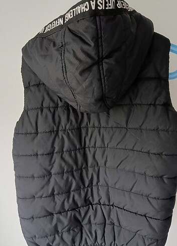 9 Yaş Beden siyah Renk LCW ÇOCUK ŞİŞME YELEK