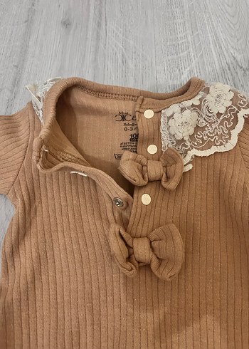 Dantel Detaylı Kahverengi Bebek Tulum - Görsel 2