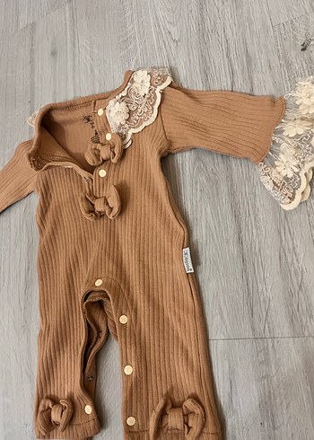 Dantel Detaylı Kahverengi Bebek Tulum - Görsel 3