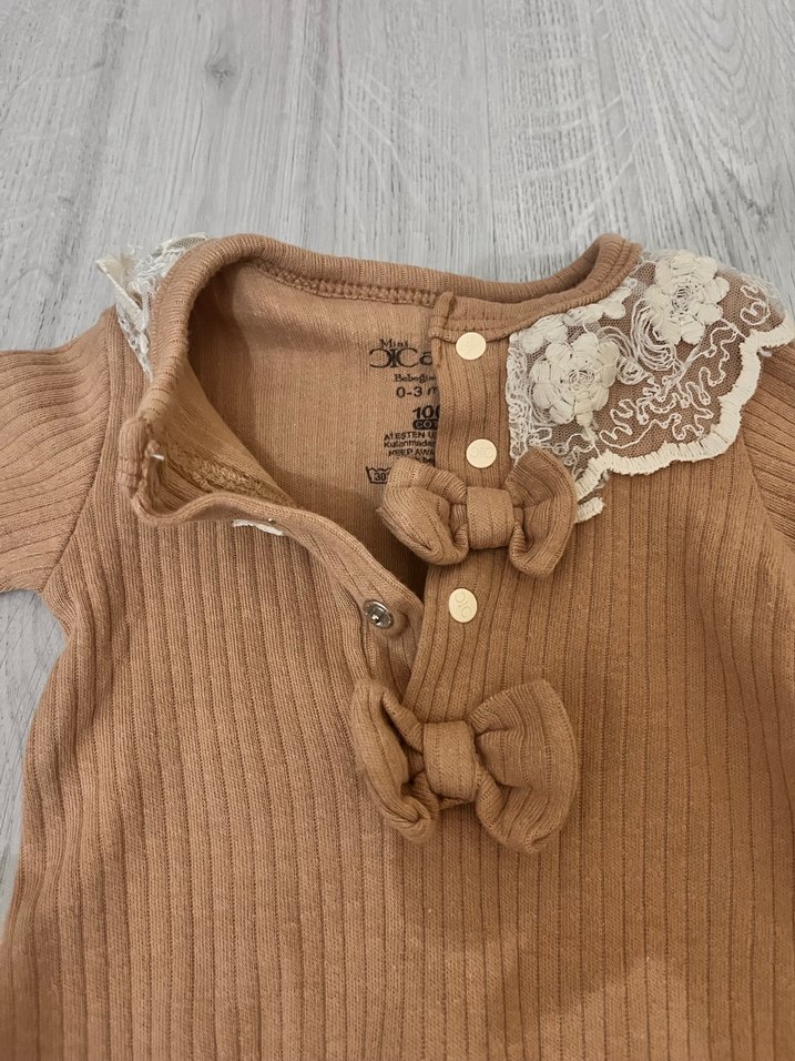 Dantel Detaylı Kahverengi Bebek Tulum - Görsel 2