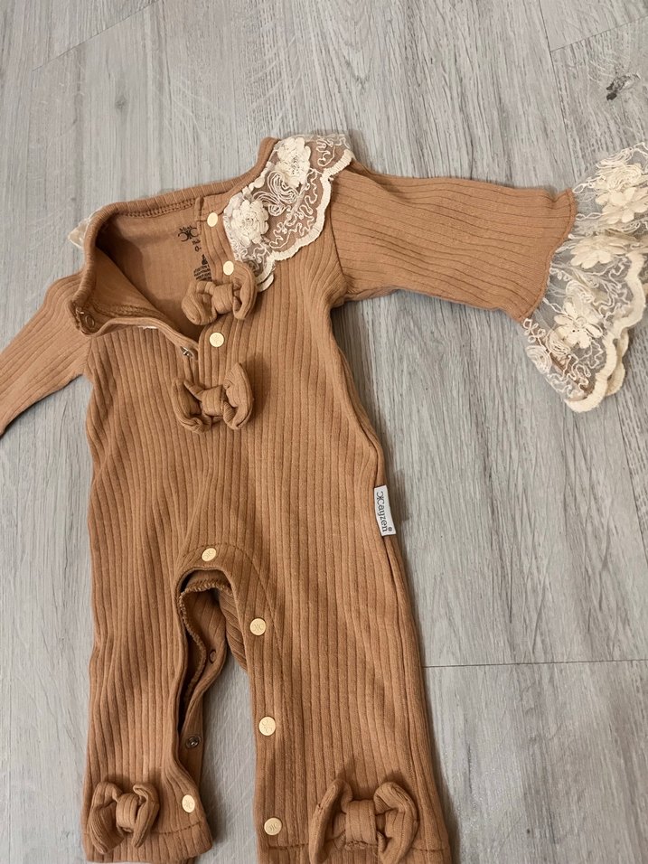 Dantel Detaylı Kahverengi Bebek Tulum - Görsel 3