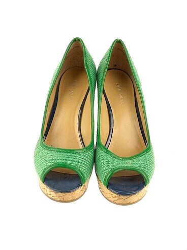 37,5 Beden Nike Sandalet %70 İndirimli.