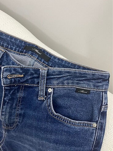 28 Beden mavi Renk Mavi jean