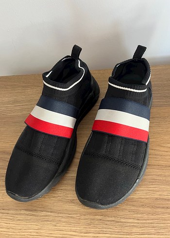 42 Beden siyah Renk Moncler erkek spor ayakkabı. Orijinal.