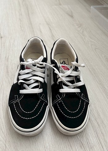 Siyah Beyaz Minimalist Kadın Spor Ayakkabı - Görsel 2