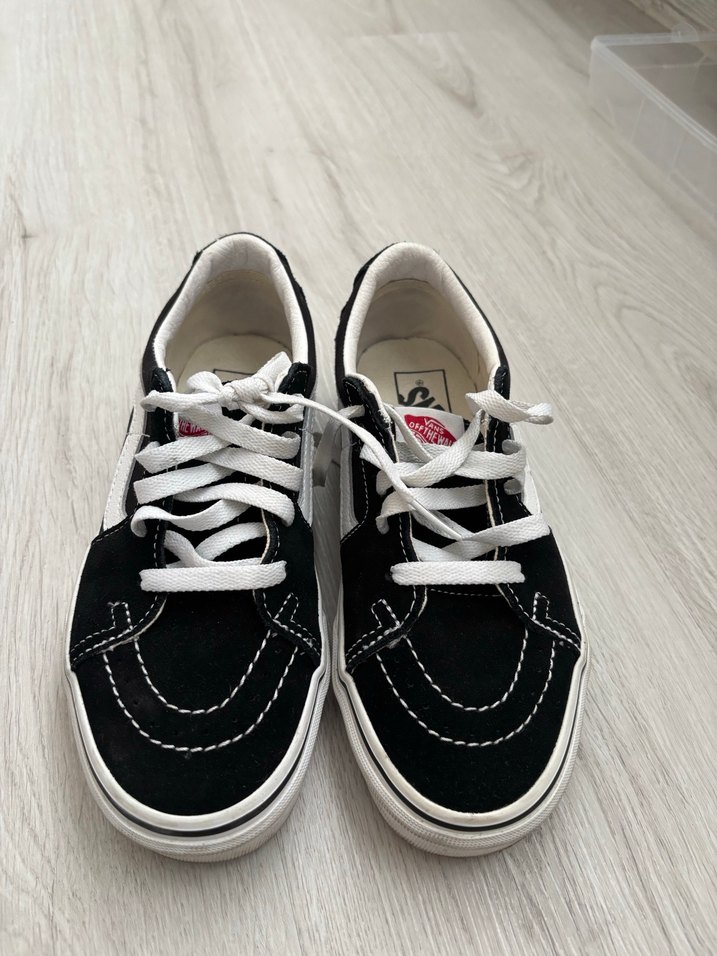 Siyah Beyaz Minimalist Kadın Spor Ayakkabı - Görsel 2