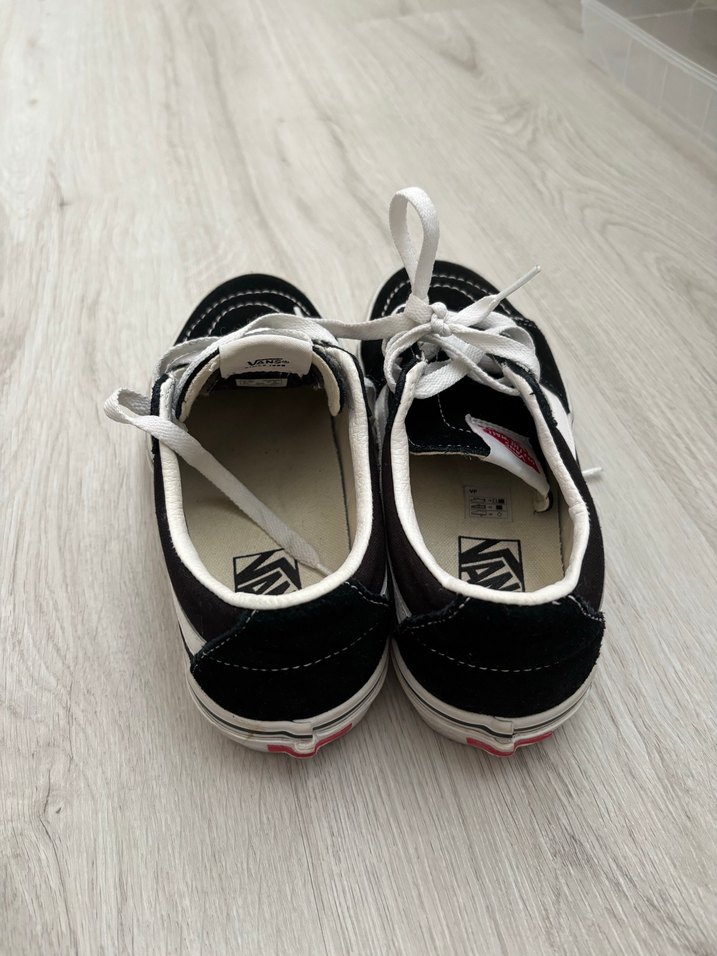 Siyah Beyaz Minimalist Kadın Spor Ayakkabı - Görsel 4