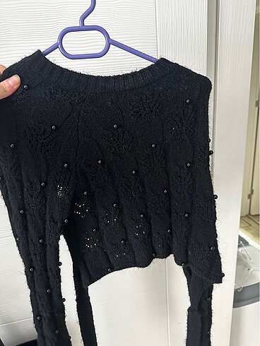 zara boncuklu sırtı açık kazak