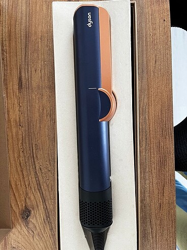 Dyson Airstrait