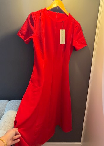Kısa Kollu Kırmızı Midi Elbise - Görsel 2
