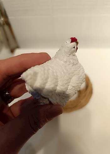 Ahşap Sandalyede Beyaz ve Kahverengi Tavuk Figürleri - Görsel 5