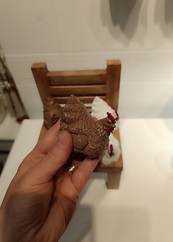 Ahşap Sandalyede Beyaz ve Kahverengi Tavuk Figürleri - Görsel 2