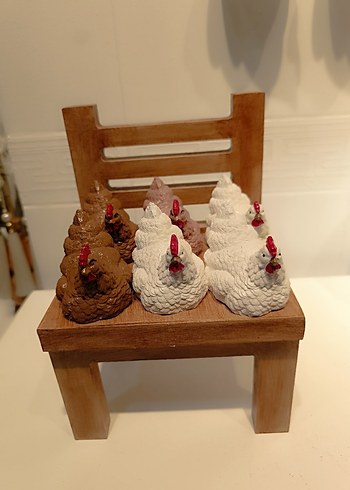 Ahşap Sandalyede Beyaz ve Kahverengi Tavuk Figürleri - Görsel 3