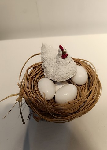 Ahşap Sandalyede Beyaz ve Kahverengi Tavuk Figürleri - Görsel 4