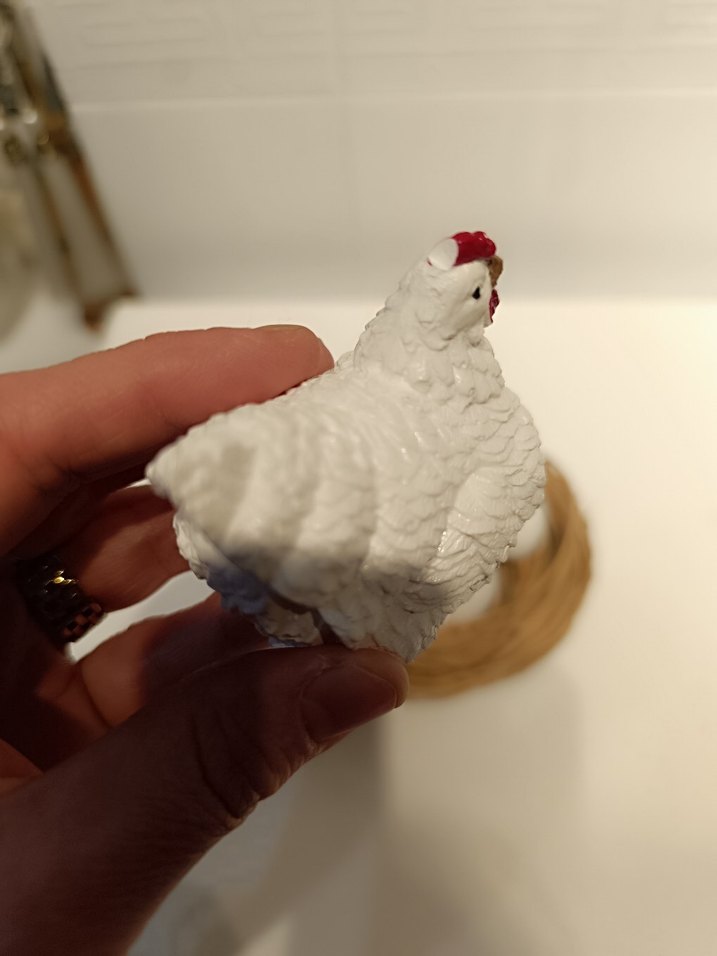 Ahşap Sandalyede Beyaz ve Kahverengi Tavuk Figürleri - Görsel 5