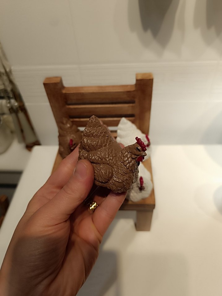 Ahşap Sandalyede Beyaz ve Kahverengi Tavuk Figürleri - Görsel 2