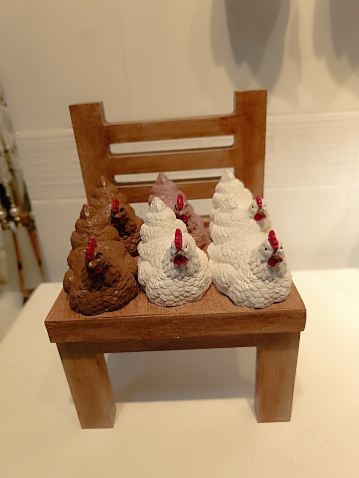 Ahşap Sandalyede Beyaz ve Kahverengi Tavuk Figürleri - Görsel 3