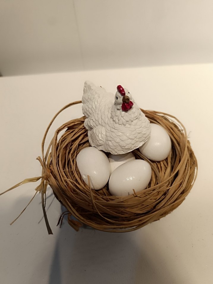 Ahşap Sandalyede Beyaz ve Kahverengi Tavuk Figürleri - Görsel 4