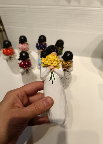 Renkli Çiçek Buketli Kadın Figürleri - Görsel 2