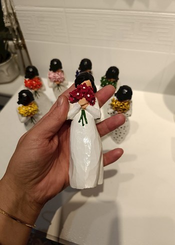 Renkli Çiçek Buketli Kadın Figürleri - Görsel 3