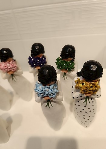 Renkli Çiçek Buketli Kadın Figürleri - Görsel 4