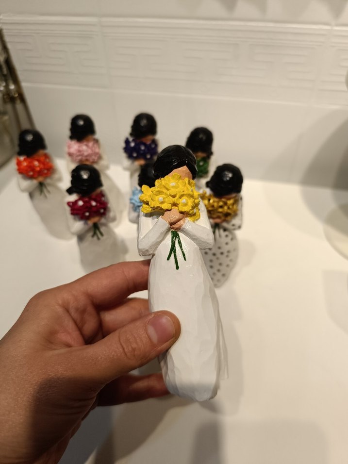 Renkli Çiçek Buketli Kadın Figürleri - Görsel 2