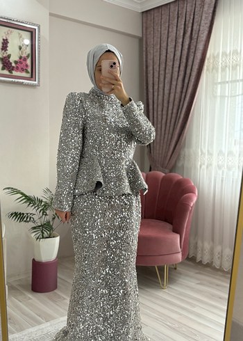 Gri Uzun Kollu Parlak Kiralık Abiye - Görsel 2