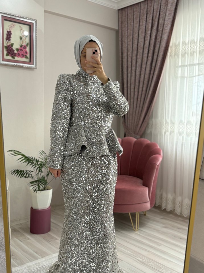 Gri Uzun Kollu Parlak Kiralık Abiye - Görsel 2