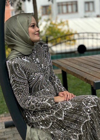 Kat kat işlemeli kiralık abiye - Görsel 3