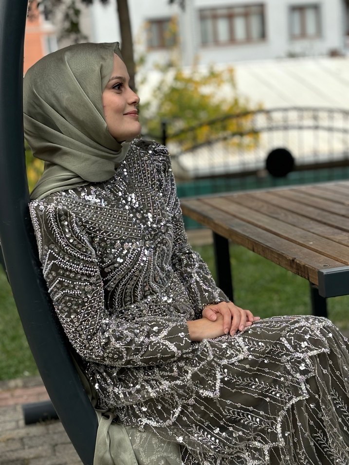 Kat kat işlemeli kiralık abiye - Görsel 3