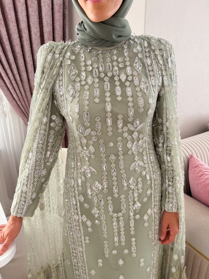 Yeşil Nakışlı Uzun Kollu pelerinli kiralık abiye elbise - Görsel 4