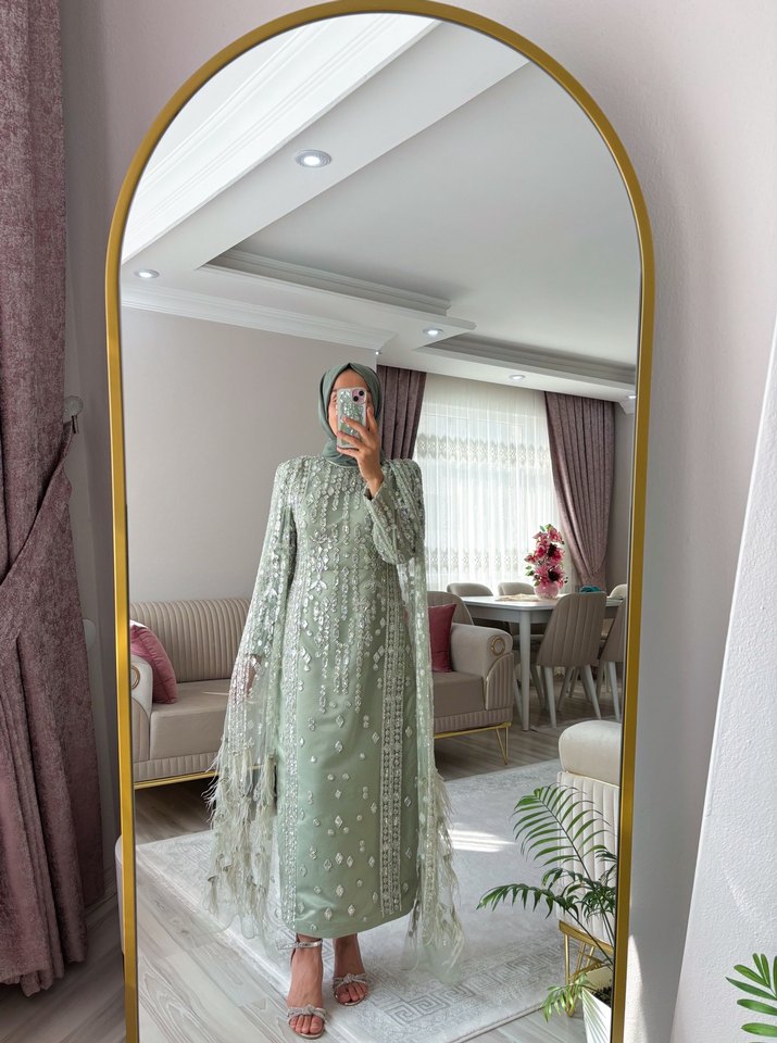 Yeşil Nakışlı Uzun Kollu pelerinli kiralık abiye elbise - Görsel 2