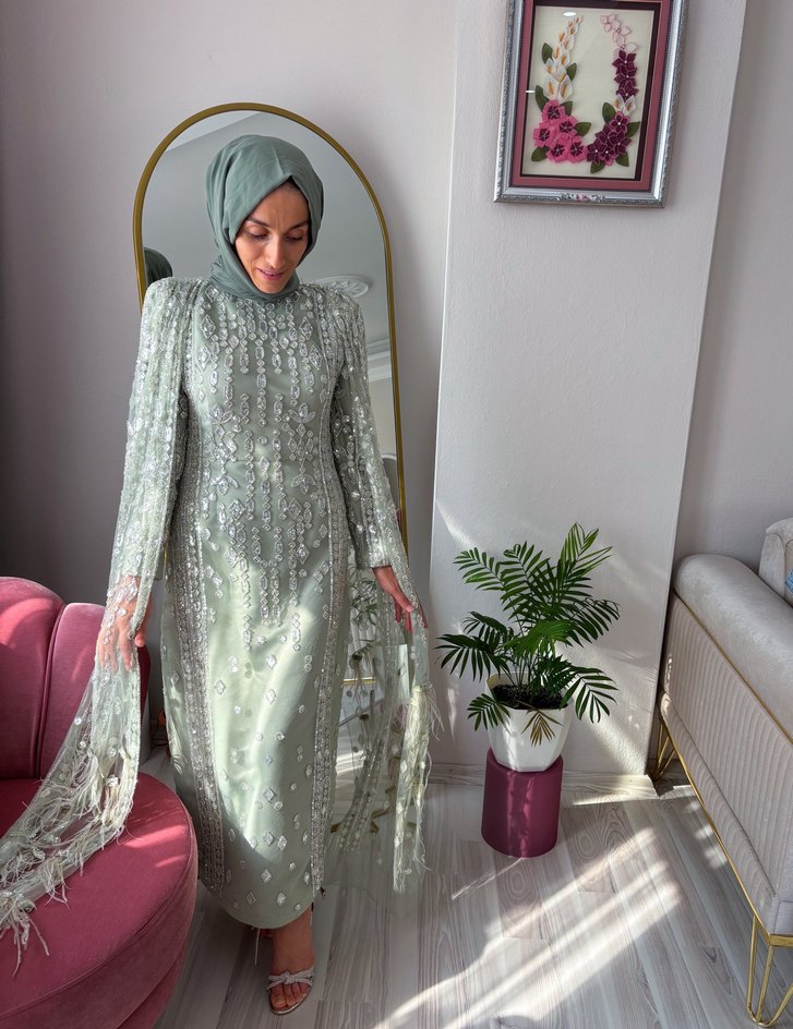 Yeşil Nakışlı Uzun Kollu pelerinli kiralık abiye elbise - Görsel 3