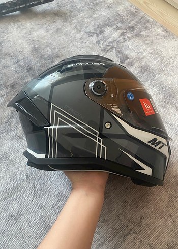 MT Siyah Baskılı Motosiklet Kaskı - Görsel 2