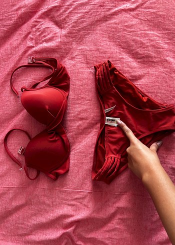Kırmızı Bikini