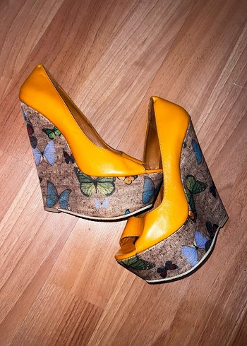 Sarı Baskılı Kadın Dolgu Topuklu Ayakkabı - Görsel 4