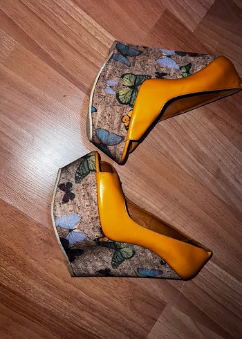 Sarı Baskılı Kadın Dolgu Topuklu Ayakkabı - Görsel 6