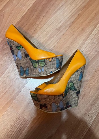 Sarı Baskılı Kadın Dolgu Topuklu Ayakkabı - Görsel 2