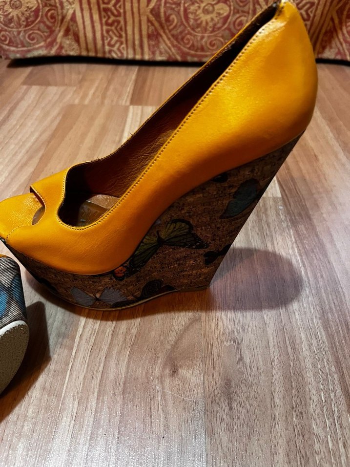 Sarı Baskılı Kadın Dolgu Topuklu Ayakkabı - Görsel 3