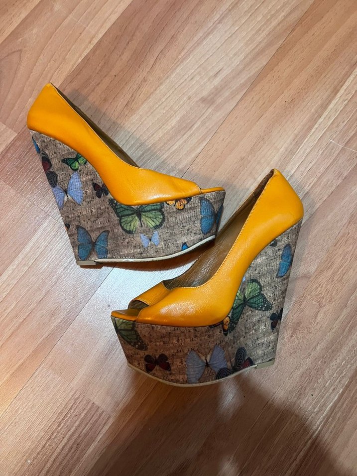 Sarı Baskılı Kadın Dolgu Topuklu Ayakkabı - Görsel 2