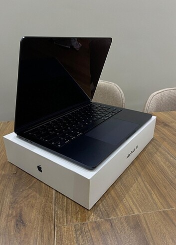 Macbook Air M2 - SIFIR GİBİ- 16 çekirdekli 8 - CPU 8 GPU -16 GB 