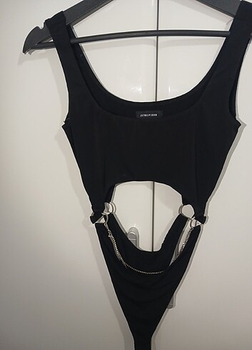 Trendyol & Milla Zeynep Tosun x Trendyolmilla Siyah Zincir Detaylı Crop