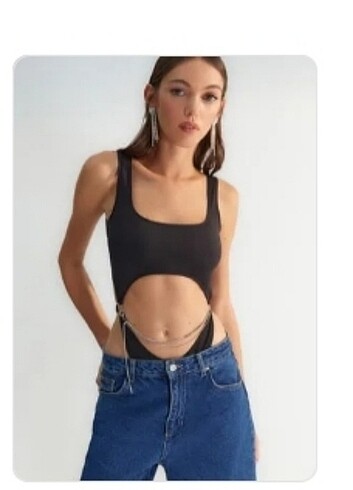 Zeynep Tosun x Trendyolmilla Siyah Zincir Detaylı Crop