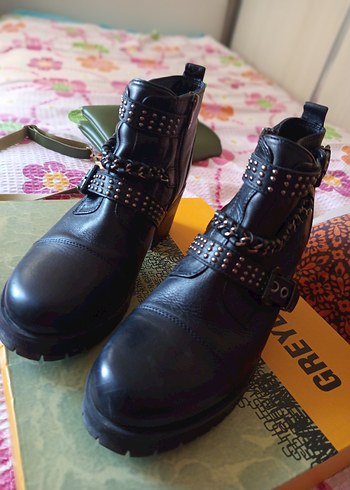 Sivri Tokalı Siyah Deri Kadın Bot - Görsel 6